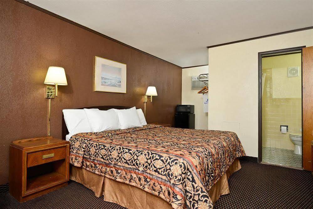 Country Hearth Inn-Hannibal Bagian luar foto